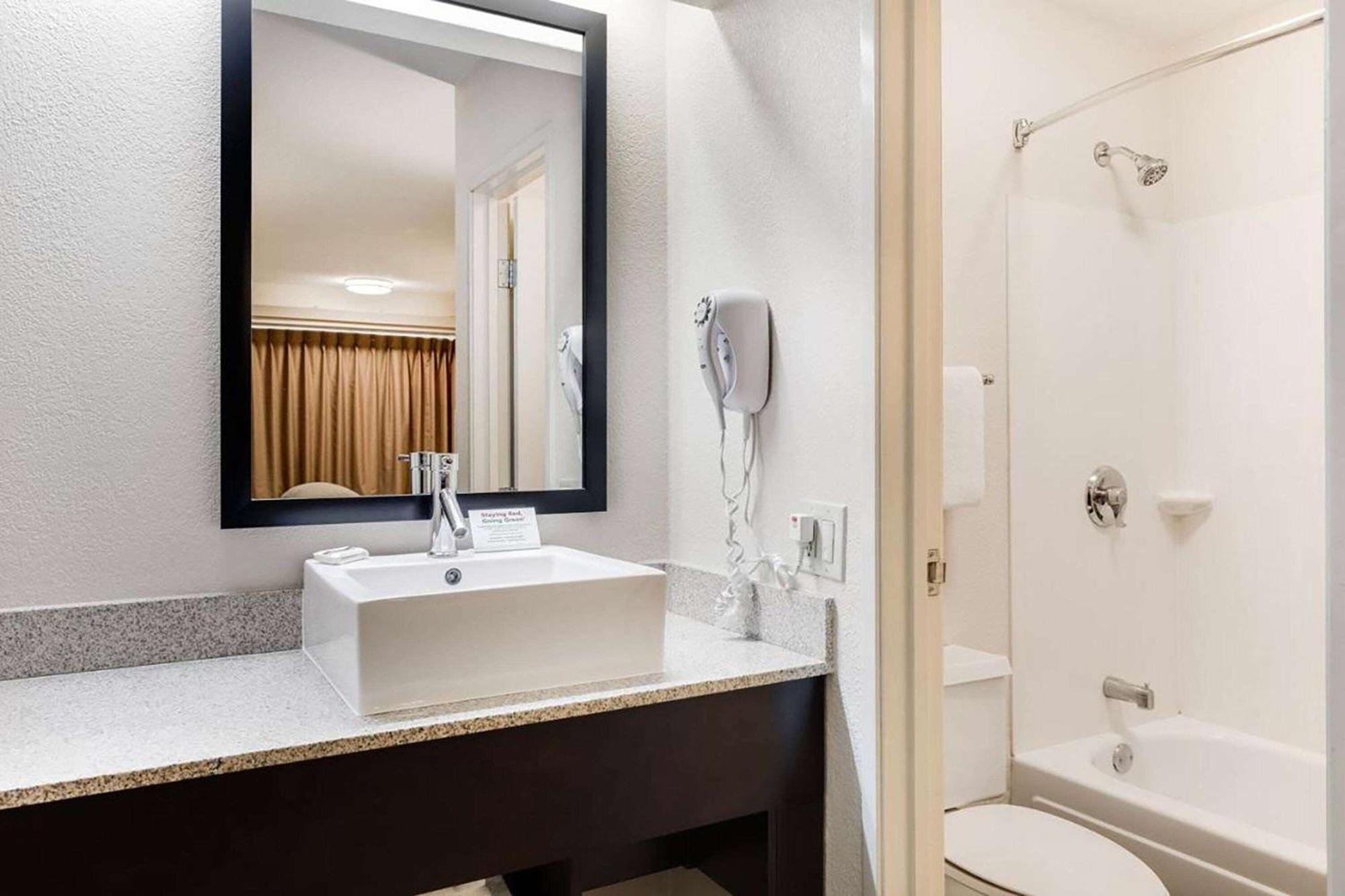 Super 8 By Wyndham Deerfield - Northbrook Hotell Eksteriør bilde